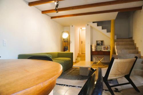 un salon avec un canapé vert et une table dans l'établissement Volet verts 8 personnes, à Fitou