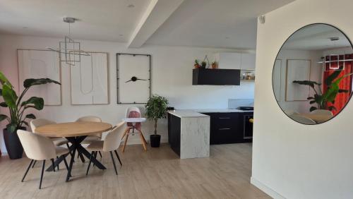 Photo de la galerie de l'établissement Maison Familiale avec Jacuzzi, à La Celle-sous-Gouzon