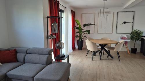 Photo de la galerie de l'établissement Maison Familiale avec Jacuzzi, à La Celle-sous-Gouzon