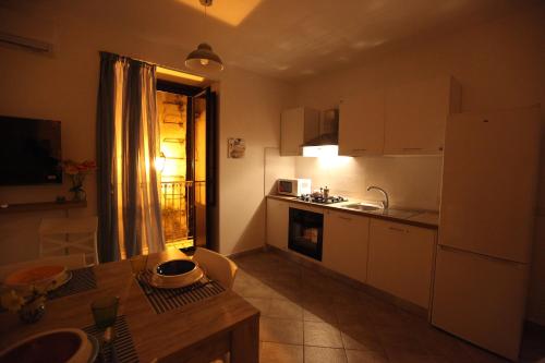 Centro storico apartment & Loft - Amnesia Holiday Homeにあるキッチンまたは簡易キッチン