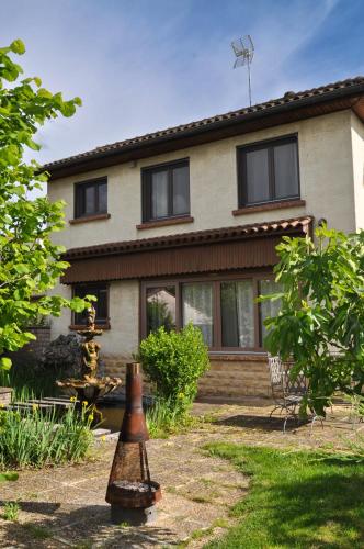 Maison avec accès indépendant, au centre-ville de Tournus