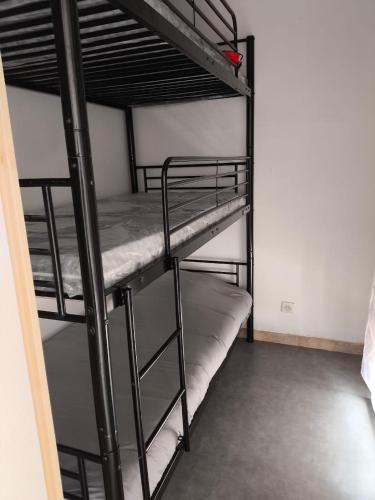 quelques lits superposés dans une chambre dans l'établissement Home2Sea - Piscine, Jardin, studio cabine, 1 canapé lit convertible 2 ADULTES, 1 lit superposé triple 3 ENFANTS ou ADOS, à Vallauris