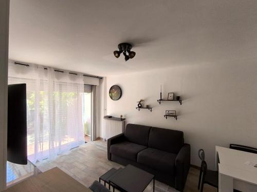 Posezení v ubytování Home2Sea - Piscine, Jardin, studio cabine, 1 canapé lit convertible 2 ADULTES, 1 lit superposé triple 3 ENFANTS ou ADOS