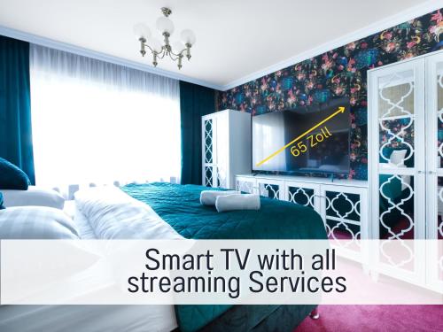 ein Schlafzimmer mit Smart-TV mit allen Streaming-Diensten in der Unterkunft SUPERIOR LIVING - luxury and comfort in Bad Oeynhausen