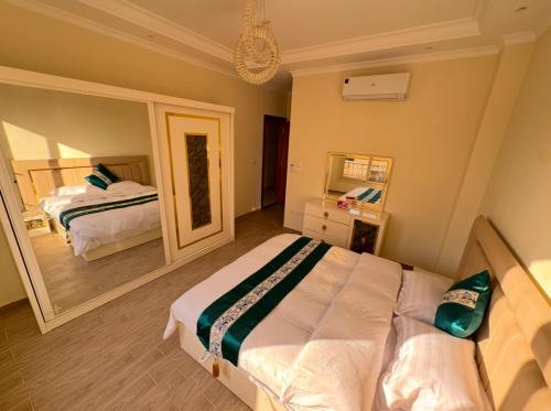 a bedroom with a large bed and a mirror at 维斯塔公馆 Vista Mansion in New cairo