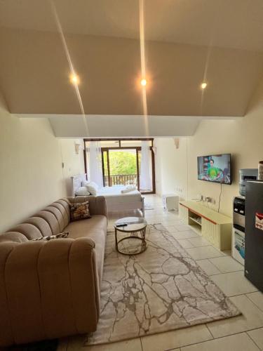 TV a/nebo společenská místnost v ubytování Golden Sun and Sand Studio Apartments