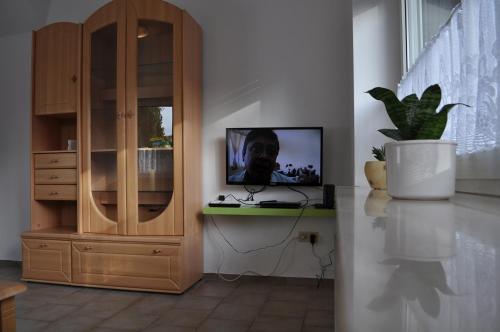 a living room with a tv and a cabinet at 4 Zimmer Wohnung Borken Zentrum in Borken