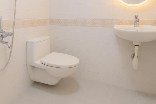 une salle de bain avec toilettes et lavabo dans l'établissement Sawraaz Hotel at Calangute North G0A, à Calangute