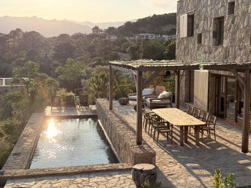 un patio con piscina, mesa y sillas en Villa Sabbia, en Lecci