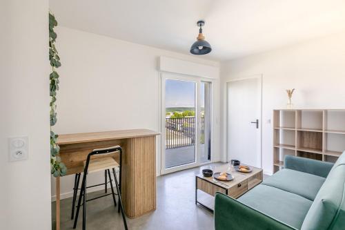 un salon avec un canapé et une table dans l'établissement 2P moderne avec balcon et vue à Massy Palaiseau, à Palaiseau