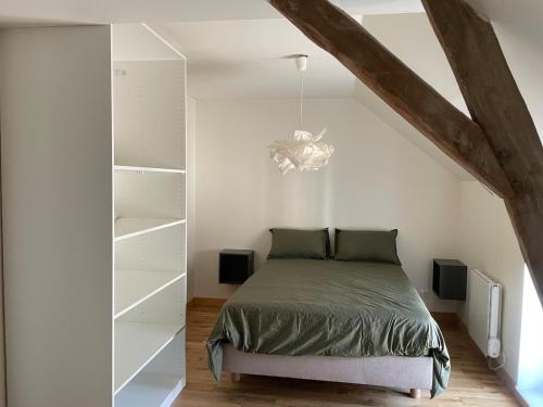 une chambre avec un lit et une étagère dans l'établissement House Saint Laurent Nouan balneo and pool, à Saint-Laurent-Nouan