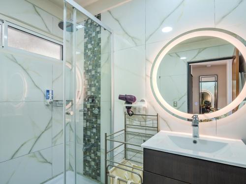 un baño con lavabo y espejo en Vista Ballena, en Uvita