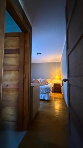 a room with a bed and a door leading into a bedroom at Tribu in Viña del Mar