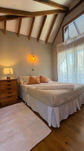 two beds in a bedroom with a window at Tribu in Viña del Mar