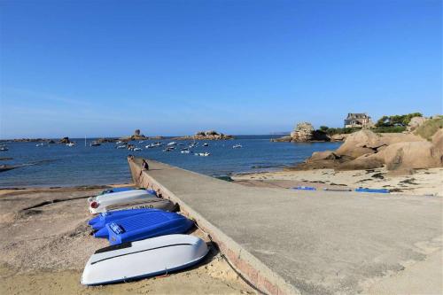 Gallery image of Bel appartement avec WIFI à 200m plage, au centre de TREGASTEL - Réf 702 in Trégastel