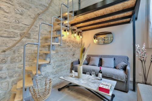 Studio walking distance from Marais with mobile AC