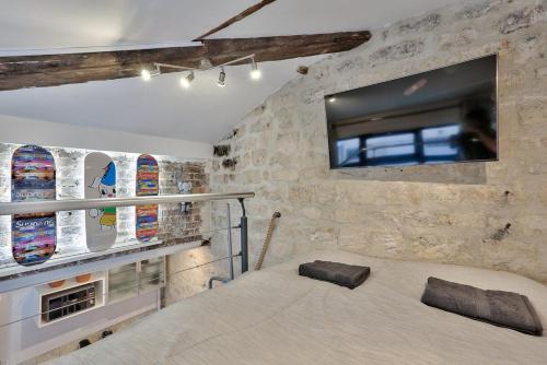 Studio walking distance from Marais with mobile AC