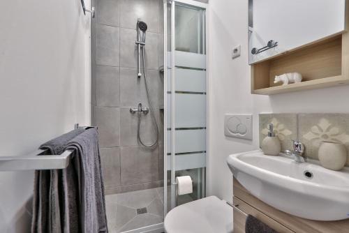 Studio walking distance from Marais with mobile AC