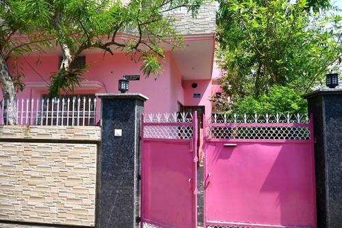 una puerta rosa delante de una casa rosa en KamalGanga, en Varanasi
