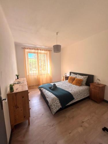 une chambre avec un lit et un parquet dans l'établissement La Maison Des Oliviers, à Saint-Hilaire