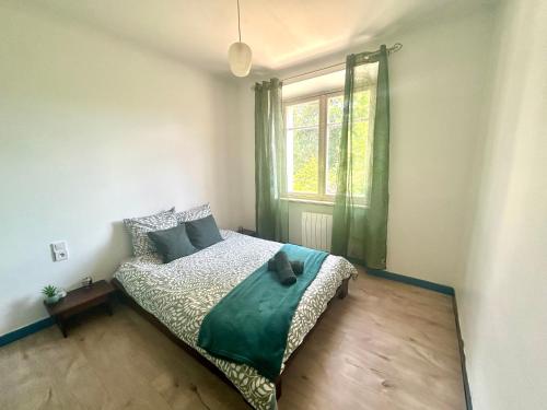 une chambre avec un lit et une fenêtre dans l'établissement La Maison Des Oliviers, à Saint-Hilaire