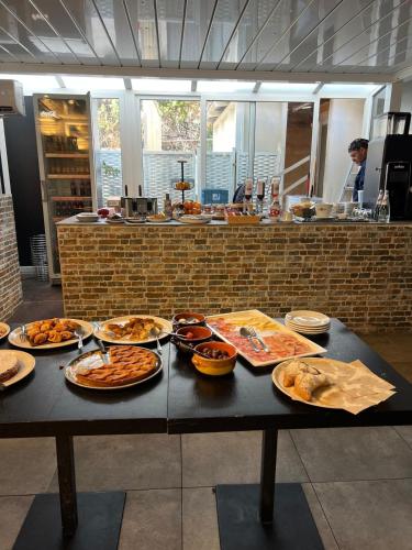 een tafel met veel borden eten erop bij Stella Ví in Cefalù