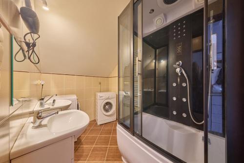 a bathroom with a sink and a washing machine at Havlovice, ubytování u dřevěné Lávky, okres Trutnov in Havlovice