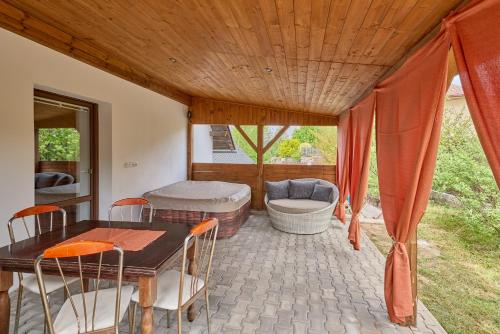 a patio with a bed and a table and chairs at Havlovice, ubytování u dřevěné Lávky, okres Trutnov in Havlovice