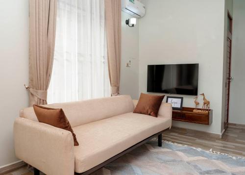 Televisyen dan/atau pusat hiburan di 4 Stylish Two Bedroom Apartment Units in Mbezi Beach