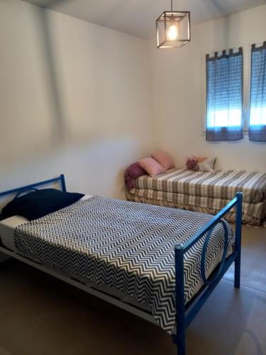 une chambre avec deux lits dans une pièce dans l'établissement Casa di l Alivetu, à Ventiseri