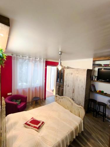 une chambre avec un lit et un canapé dans l'établissement Chez Nine, chambre indépendante avec terrasse, à Sénas