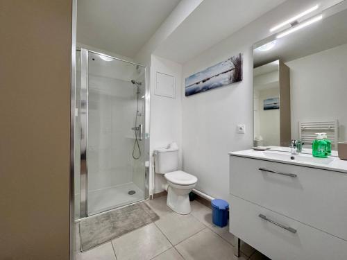 une salle de bain avec une douche, des toilettes et un lavabo dans l'établissement Piccolo Studio, logement neuf avec parking gratuit, à Saint-Valery-sur-Somme