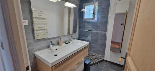 une salle de bain avec un lavabo blanc et une douche dans l'établissement Villa Rosa peaceful haven 10m from Aix 11 guests, à Aix-en-Provence