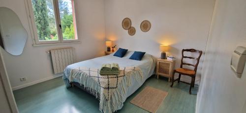 une chambre avec un lit avec un sac dessus dans l'établissement Villa Rosa peaceful haven 10m from Aix 11 guests, à Aix-en-Provence