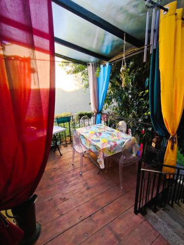 une terrasse avec une table et des chaises ainsi qu'une tente dans l'établissement Chez Nine, chambre indépendante avec terrasse, à Sénas
