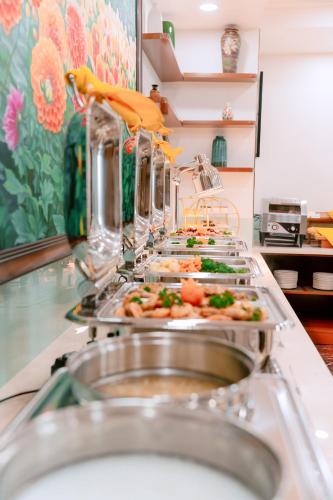 DAHLIALAND SAIGON HOTEL & SWIMMING PooLにあるキッチンまたは簡易キッチン
