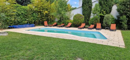 une piscine avec des chaises longues et une piscine dans l'établissement Villa Rosa peaceful haven 10m from Aix 11 guests, à Aix-en-Provence