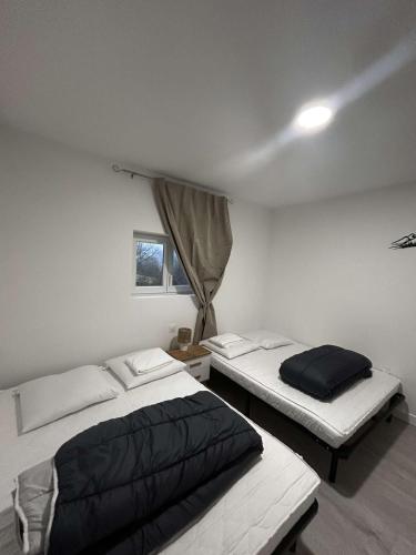 une chambre avec deux lits et une fenêtre dans l'établissement appt 4 personnes tout confort 1, à La Celle-sous-Gouzon