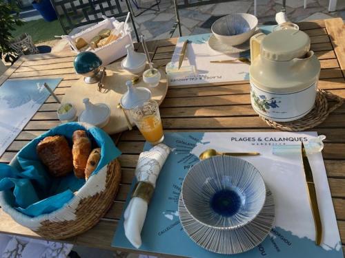 - une table de pique-nique avec un panier de nourriture dans l'établissement A l'ombre du platane, à Marseille