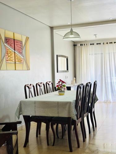 a dining room with a table and chairs at Casa em Condominio próximo trevo Cataratas em Cascavel in Cascavel