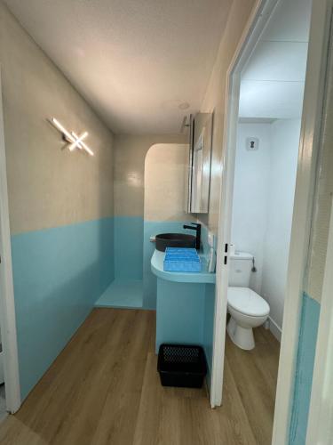 une petite salle de bain avec un lavabo et des toilettes dans l'établissement Studio 30m2 juan les pins, à Antibes