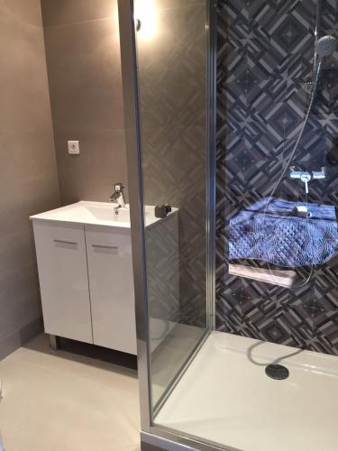 une douche dans une salle de bain avec un lavabo dans l'établissement T2 dans villa avec piscine, à Porto-Vecchio