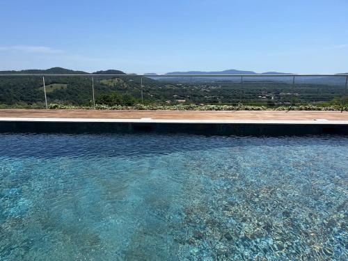 T2 dans villa avec piscine