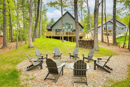 Taman di luar Dock and Game Room New Waterfront Home in Lyman!