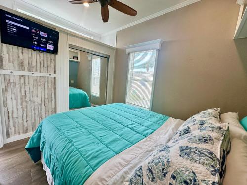 a bedroom with a bed and a ceiling fan at Flip Flop Inn amazing 1 bedroom 1 bath beach bungalow in Jensen Beach