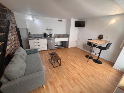 un salon avec un canapé et une table dans l'établissement Cinema room - Proche Auxerre, à Vincelles