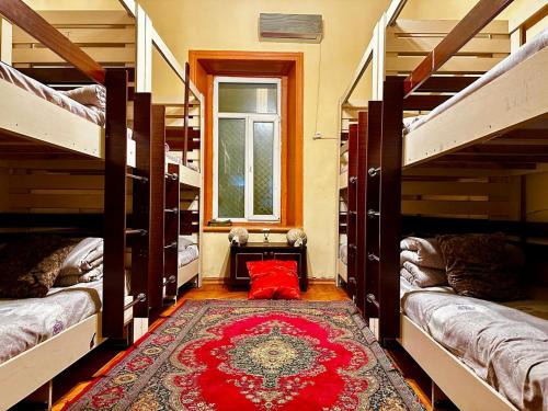 Habitación con 2 literas y alfombra roja. en Hostel Baku Night, en Baku