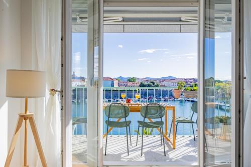 Harbor lights apartment