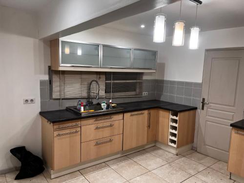 une cuisine avec un évier et un plan de travail dans l'établissement MAISON individuelle, à Saucats