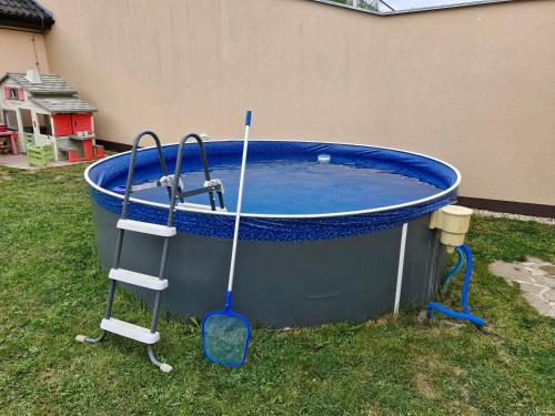 a large blue tub with a mop and a mop at Dům Pálava in Perná